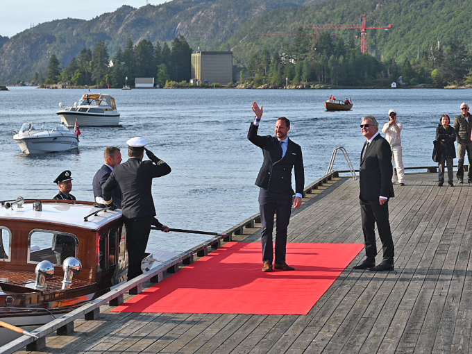 Kronprins Haakon ankommer Tollbodkaia i Flekkefjord med sjaluppen fra Kongeskipet. Foto: Sven Gj. Gjeruldsen, Det kongelige hoff